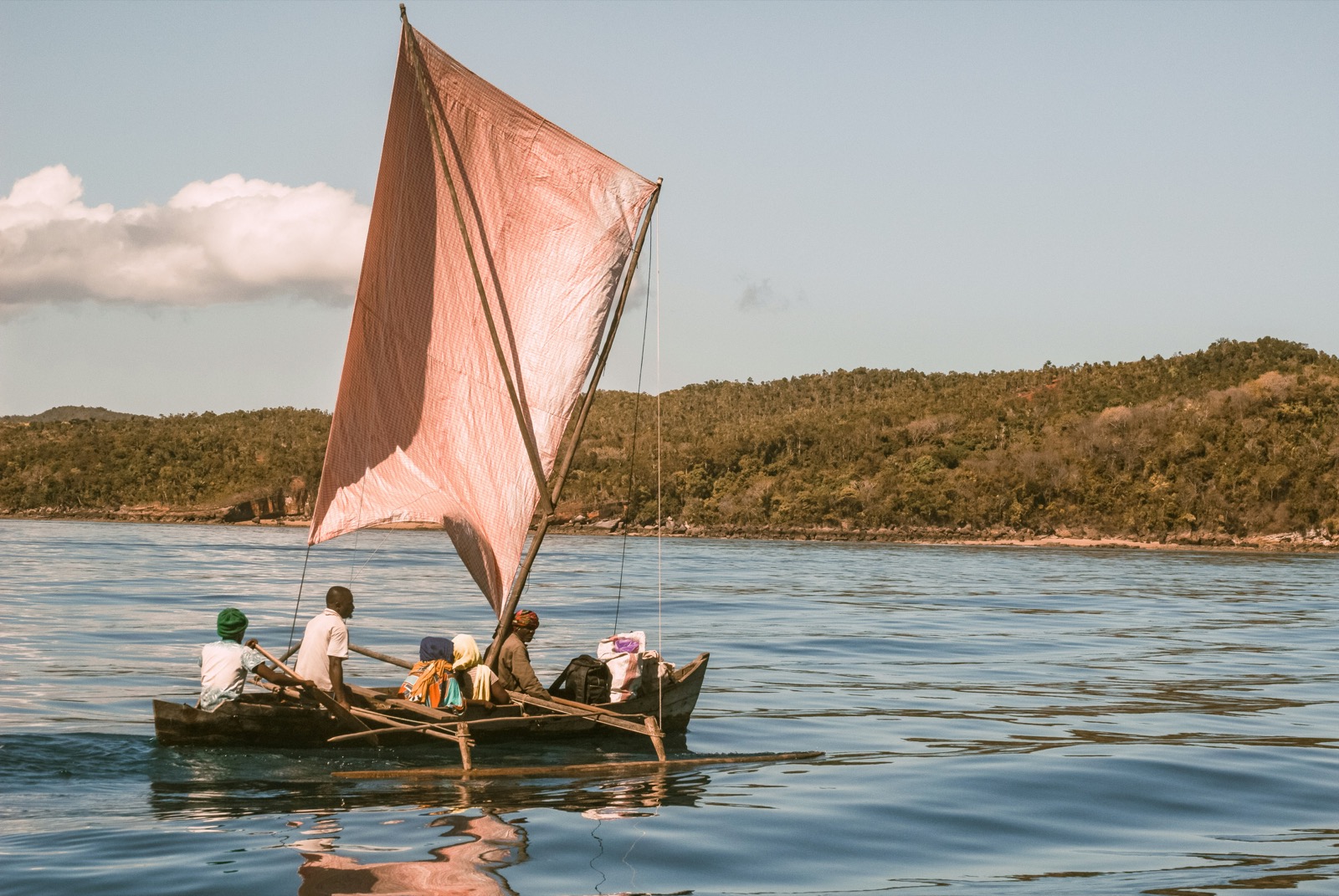 Pirogue à voile malgache au large des côtes